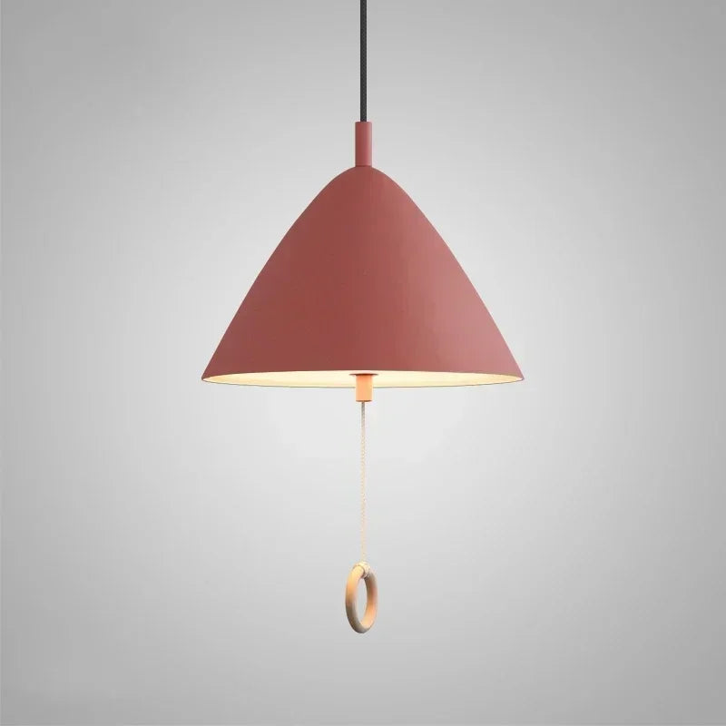 Luminaire suspendu rose poudré avec tirette décorative sur fond neutre.