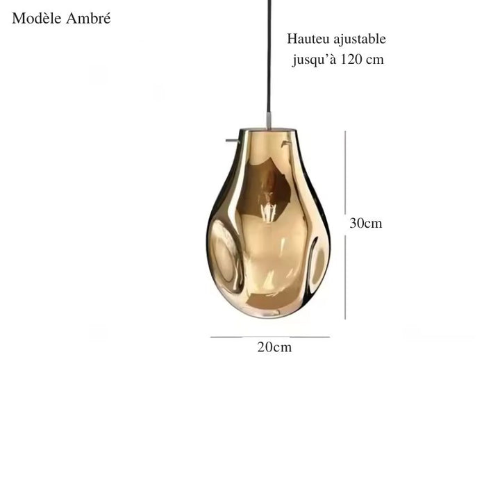 Avec son verre ambré et sa silhouette irrégulière, cette suspension au style artistique mesure 30 cm de haut.
