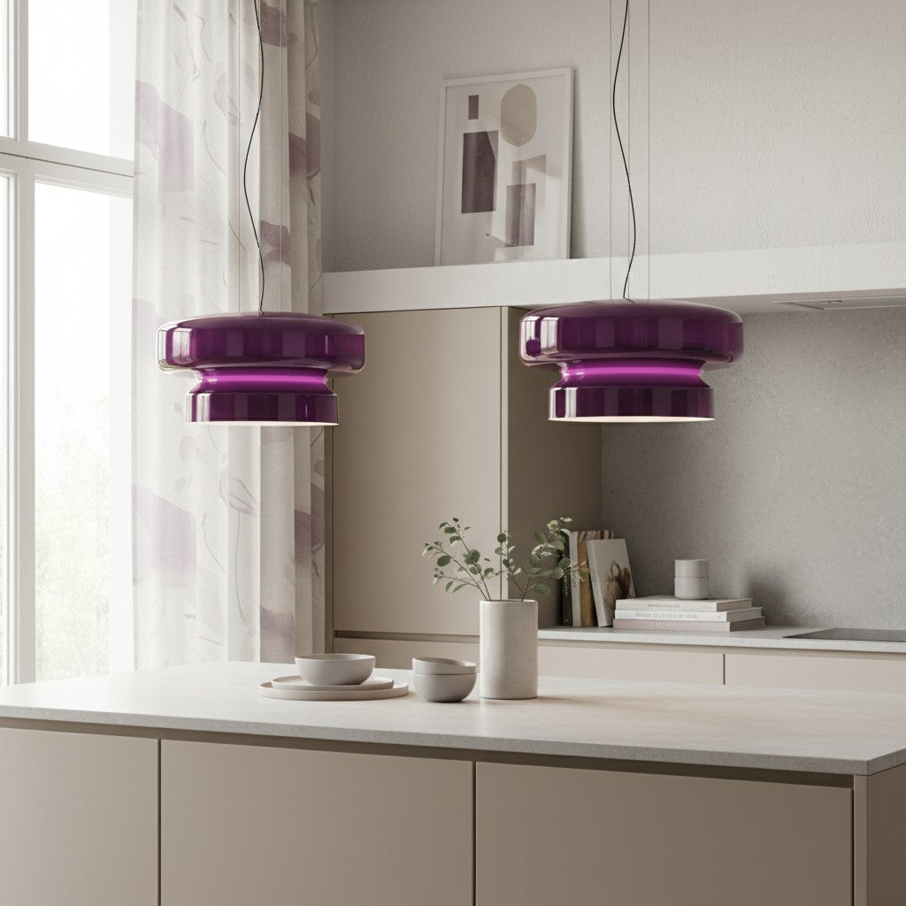 Luminaire suspendu en verre fumé violet apportant une touche de couleur moderne en cuisine.