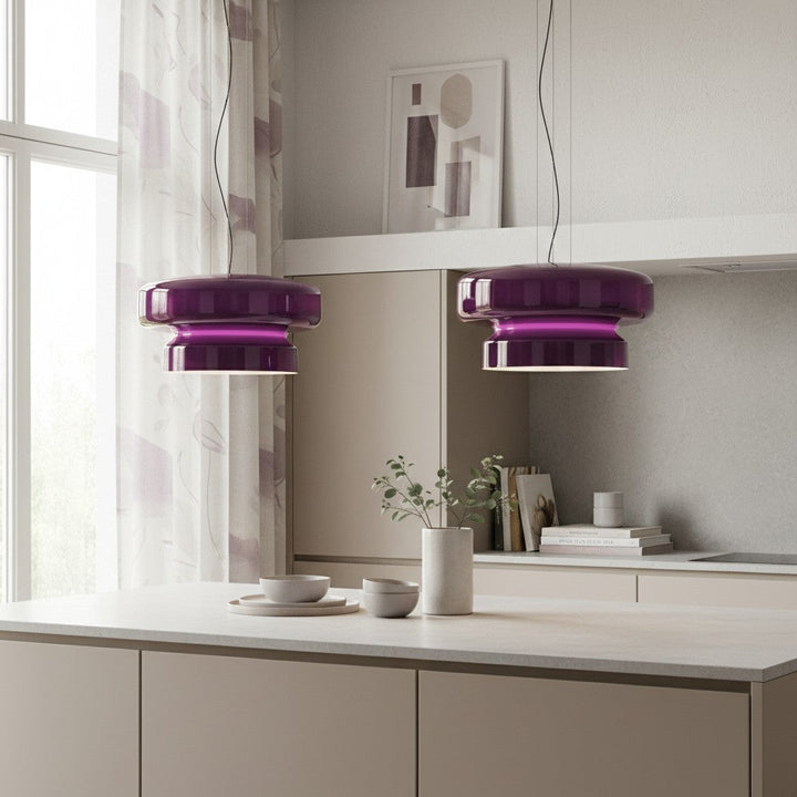 Luminaire suspendu en verre fumé violet apportant une touche de couleur moderne en cuisine.