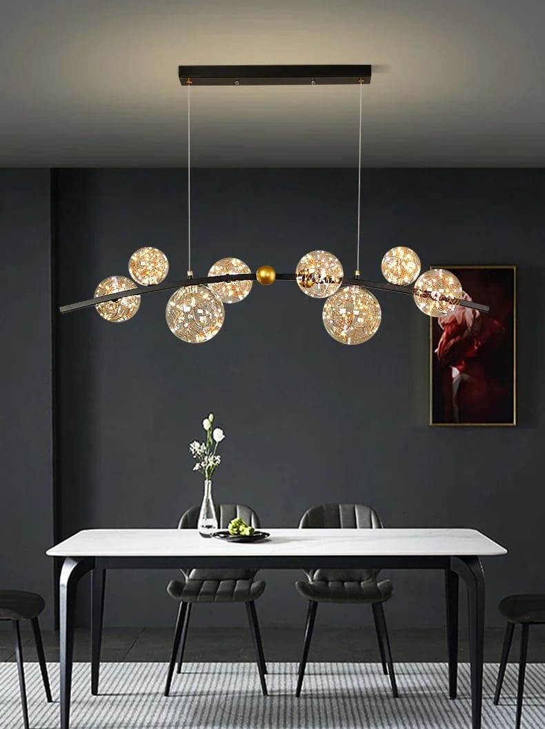 Luminaire suspendu en verre étincelant pour une salle à manger au design contemporain