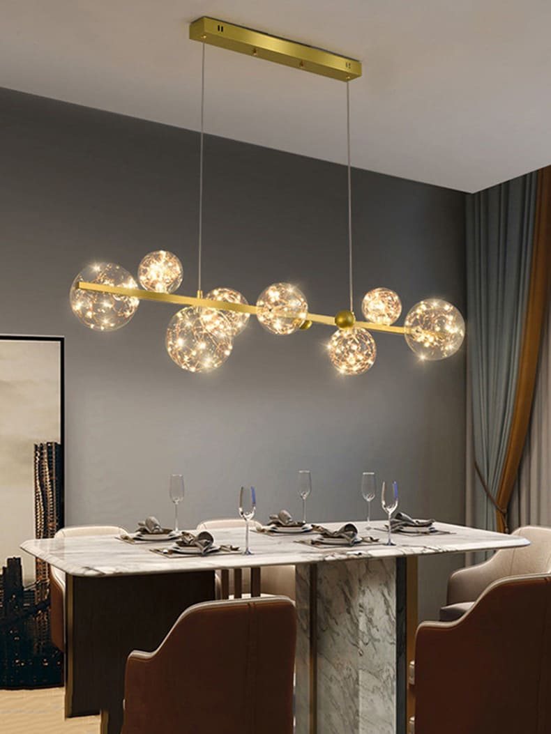 Luminaire suspendu en verre diffusant une lumière douce dans une salle à manger cosy