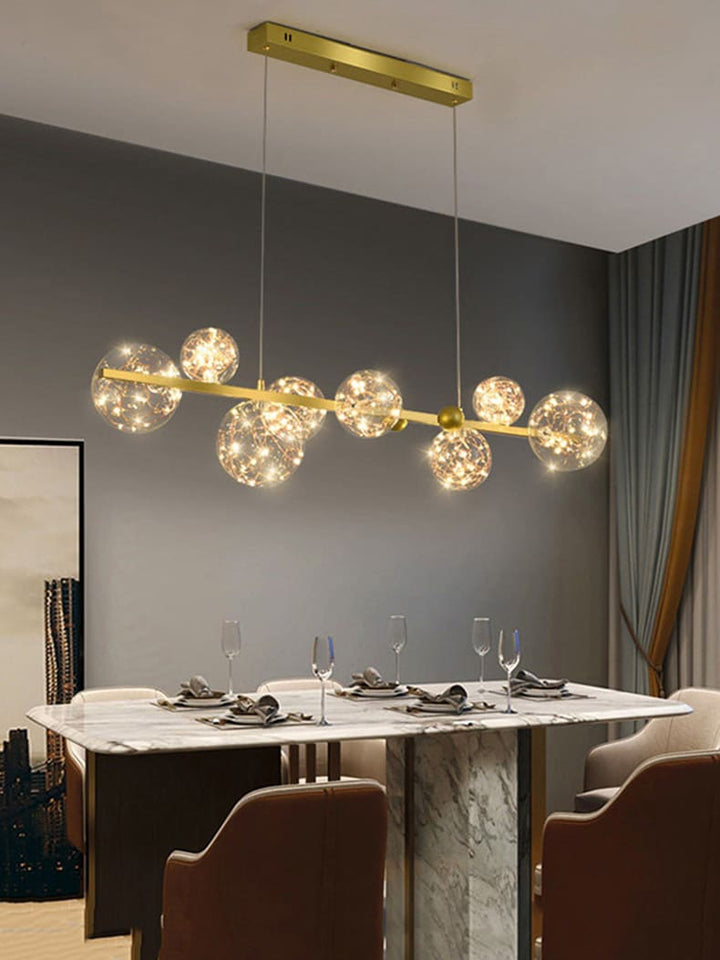 Luminaire suspendu en verre diffusant une lumière douce dans une salle à manger cosy
