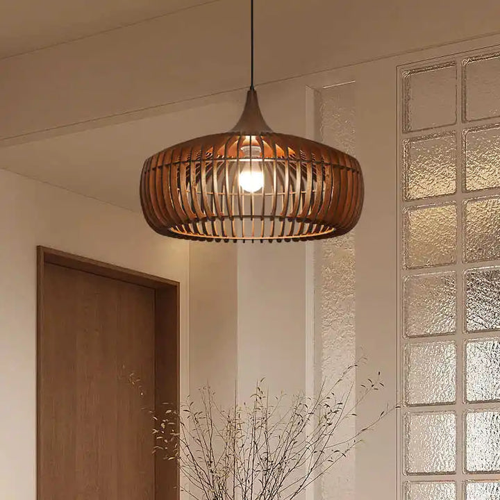Suspension design en bois clair diffusant une lumière chaleureuse dans un couloir ou une entrée.