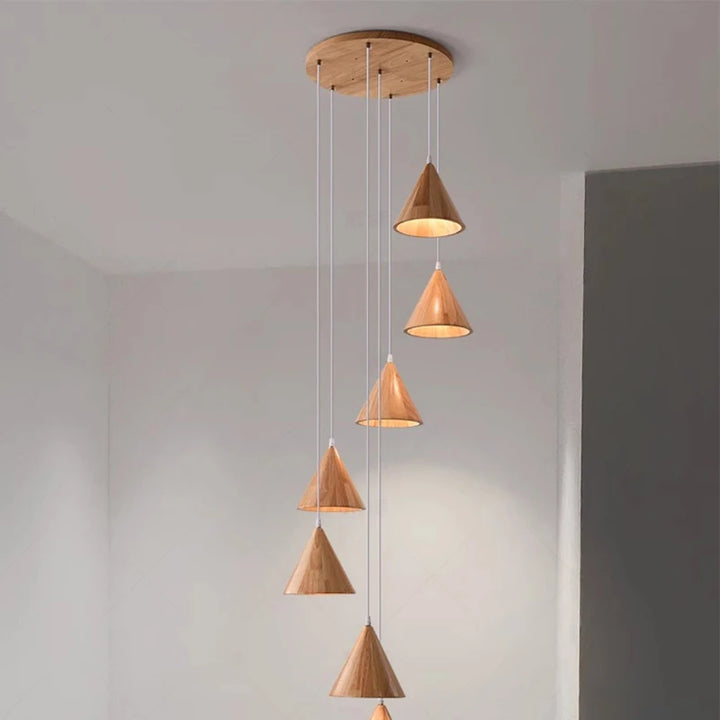 Suspension bois forme conique épurée, un luminaire contemporain alliant élégance naturelle et technologie LED.