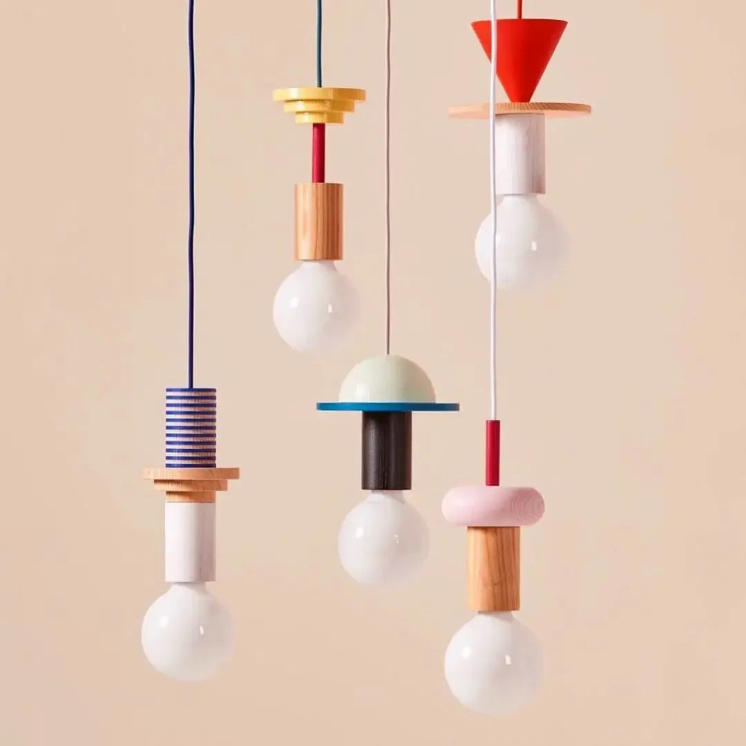 Composition de lampes suspendues colorées aux formes géométriques en bois de style design.