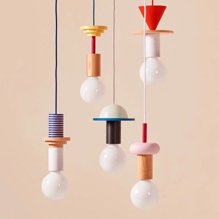 Composition de lampes suspendues colorées aux formes géométriques en bois de style design.