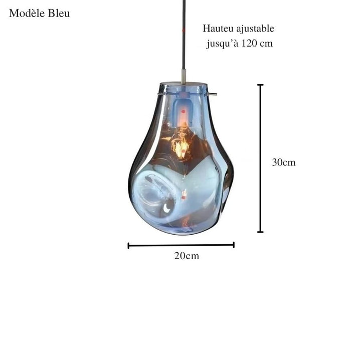Une suspension en verre soufflé bleu translucide aux formes ondulées, avec ampoule apparente et câble ajustable à 120 cm.