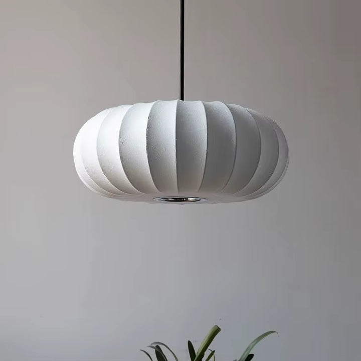 Luminaire en tissu ivoire à silhouette basse et nervurée, au style organique doux et minimaliste