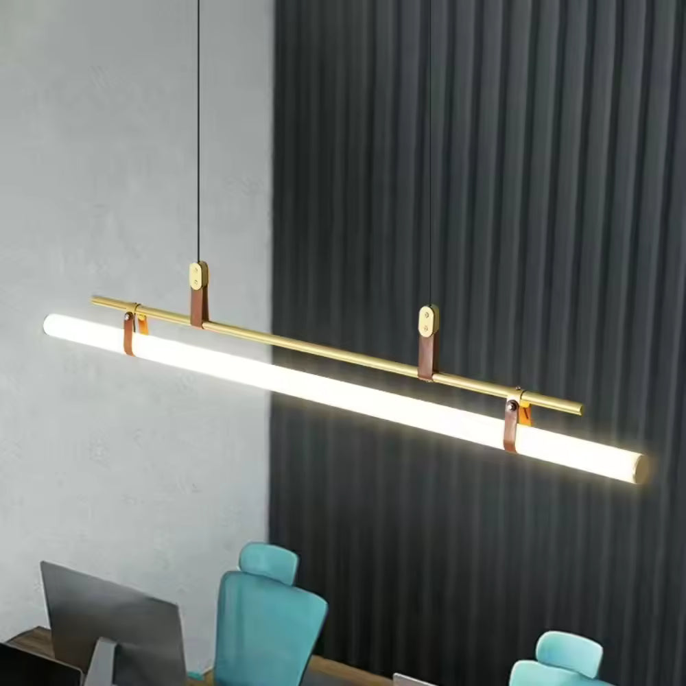 Suspension tube néon LED doré avec attaches en cuir, installé au-dessus d’un bureau au design contemporain épuré