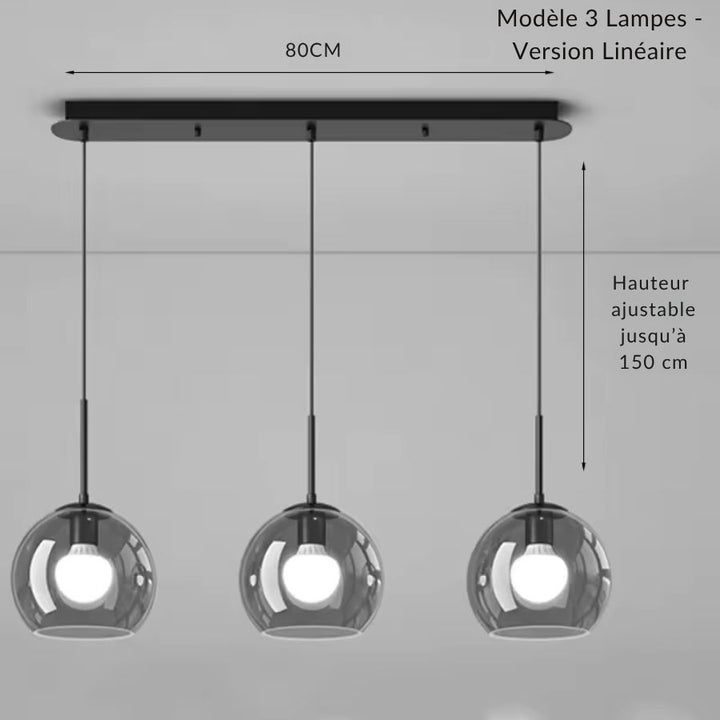 Trois globes fumés parfaitement alignés composent ce lustre linéaire noir au style moderne