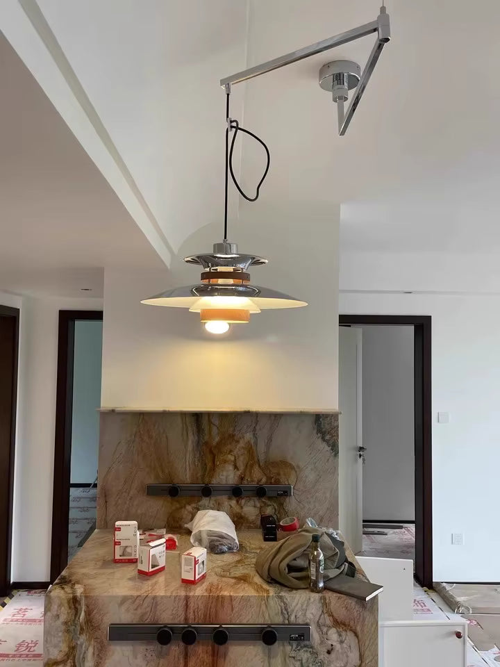 Lustre à bras articulé au design scandinave vintage, avec structure chromée déportée dans une cuisine moderne