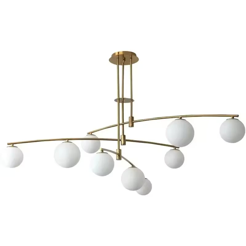 Structure aérienne aux longues branches dorées et globes en verre blanc, pour ce lustre sculptural d'inspiration moderniste.