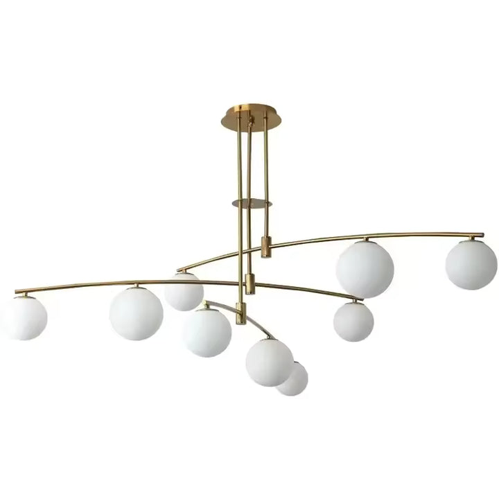 Structure aérienne aux longues branches dorées et globes en verre blanc, pour ce lustre sculptural d'inspiration moderniste.