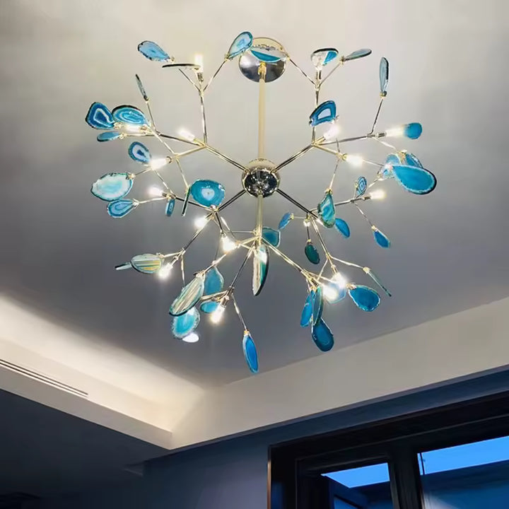 Lustre à feuilles d’agate bleue sur branches dorées, création artistique au design organique et luxueux
