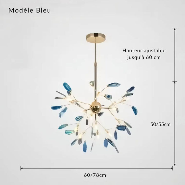 Lustre bleu en agate naturelle aux fines branches dorées, inspiré des formes végétales contemporaines