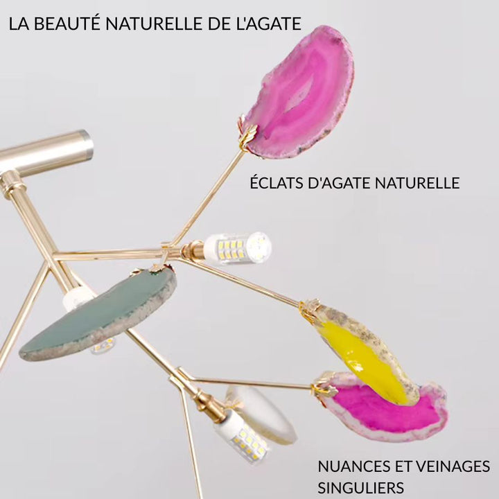 Détail des feuilles d’agate naturelle multicolores d’un lustre doré, aux veinages uniques et décoratifs