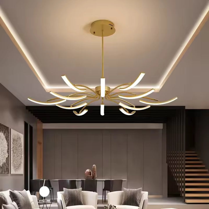 Version dorée du lustre araignée aux bras lumineux courbés, dans un intérieur contemporain au style élégant et sculptural.