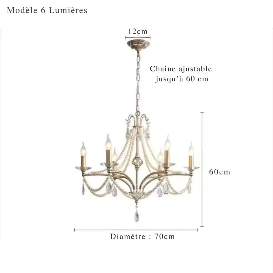 Version 6 lumières du lustre argenté à pampilles de cristal, mesurant 70 cm de diamètre et 60 cm de hauteur.