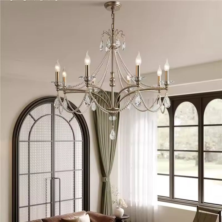 Suspendu dans un salon raffiné, ce lustre argenté à pampilles de cristal évoque le charme classique et romantique.