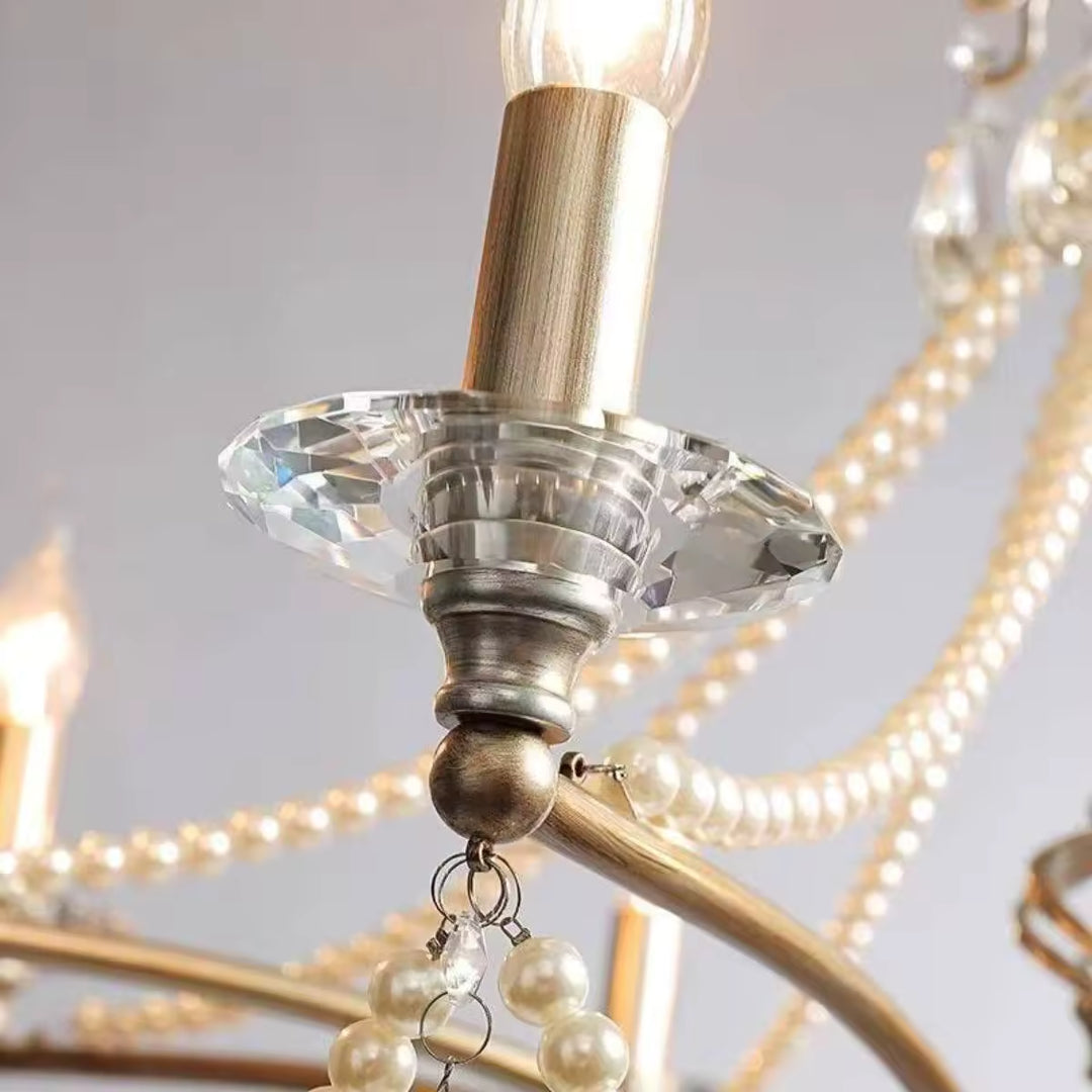 Vue rapprochée d'un lustre argenté de style classique, avec coupelle en cristal taillé et support métallique brossé.