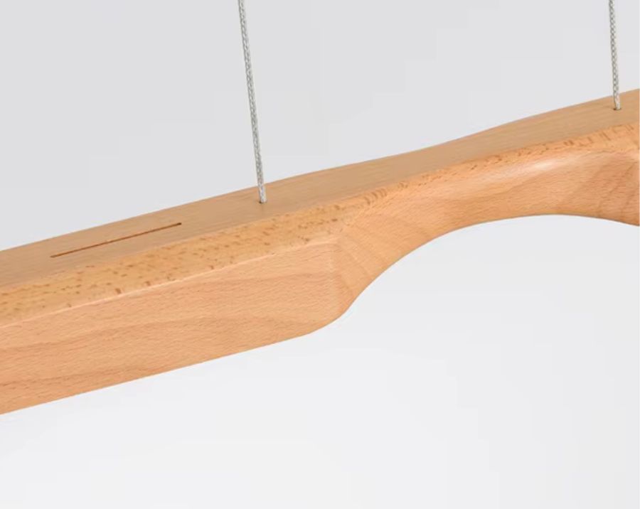 Détail du lustre en bois clair à ligne sculpturale organique, avec finition naturelle et design épuré