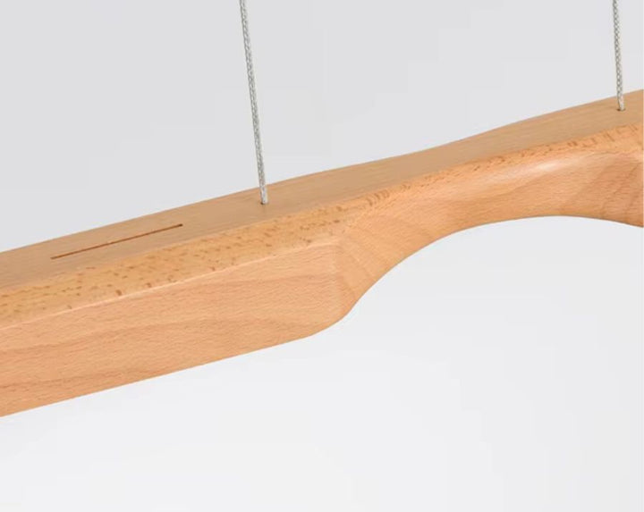 Détail du lustre en bois clair à ligne sculpturale organique, avec finition naturelle et design épuré