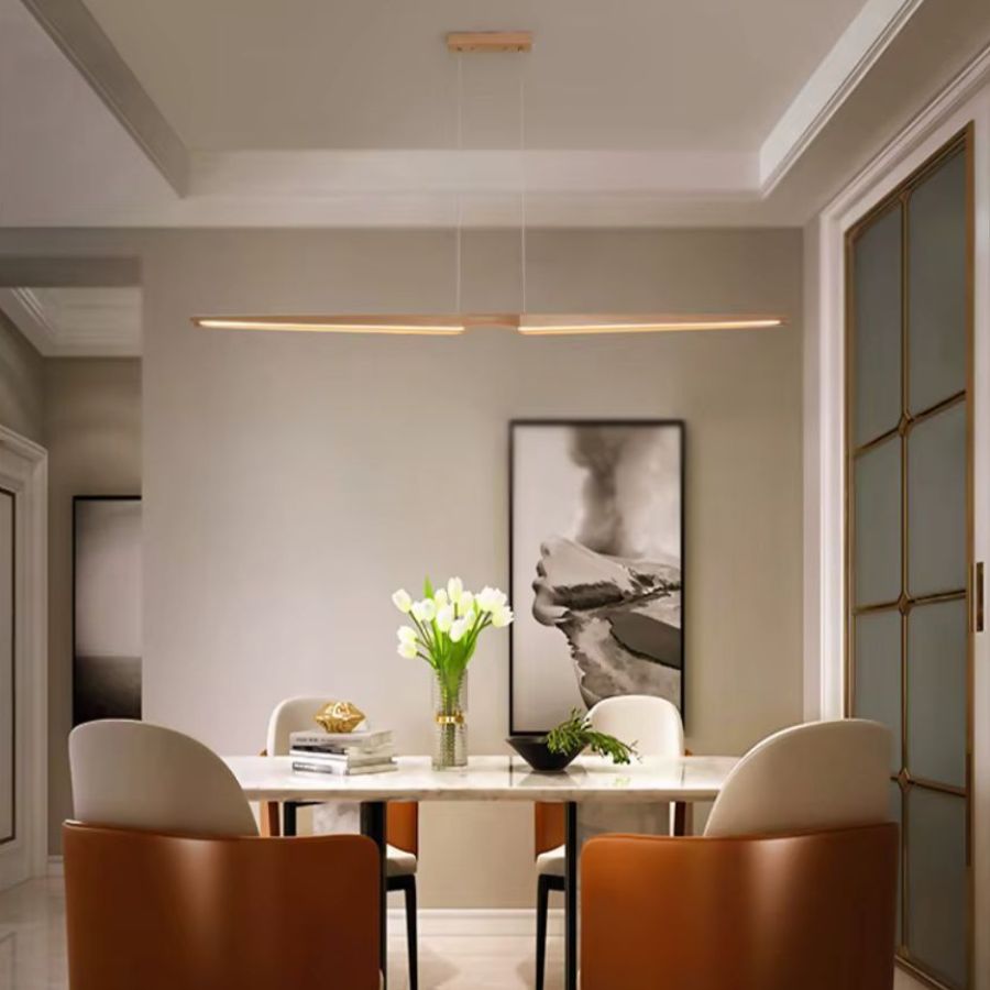 Lustre LED en bois clair aux lignes sculpturales, dans une salle à manger contemporaine et élégante