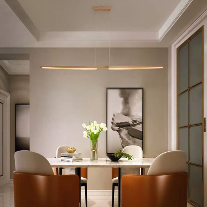 Lustre LED en bois clair aux lignes sculpturales, dans une salle à manger contemporaine et élégante
