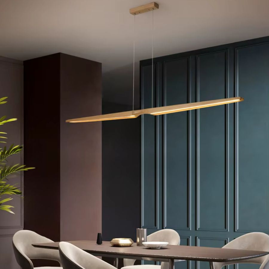 Lustre LED en bois clair au design japandi, avec ligne sculpturale fine dans une salle à manger élégante