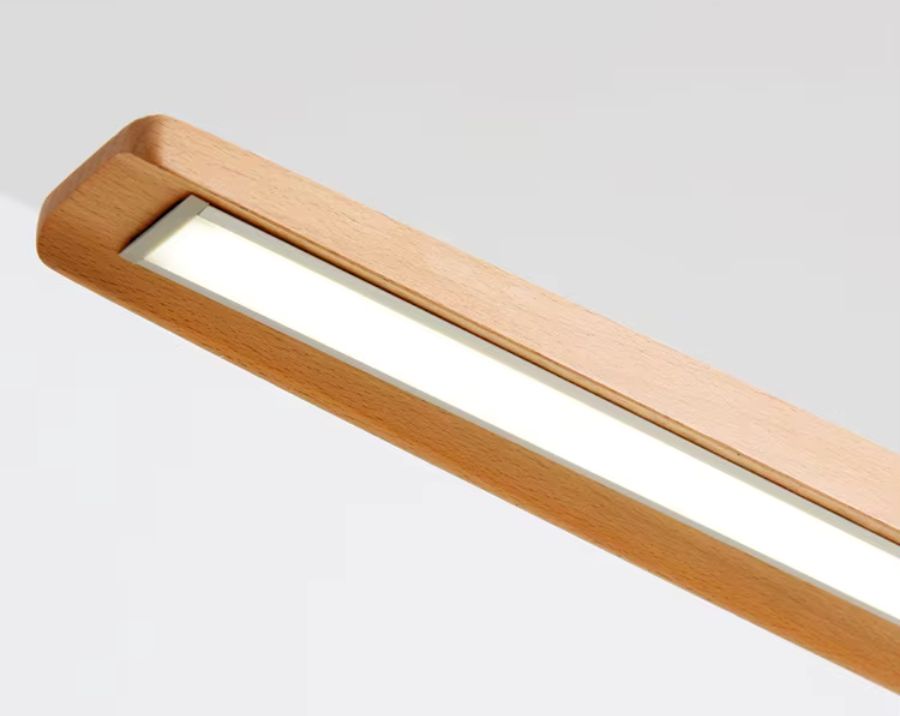 Gros plan sur le lustre LED en bois clair, avec diffuseur lumineux intégré et finition scandinave épurée