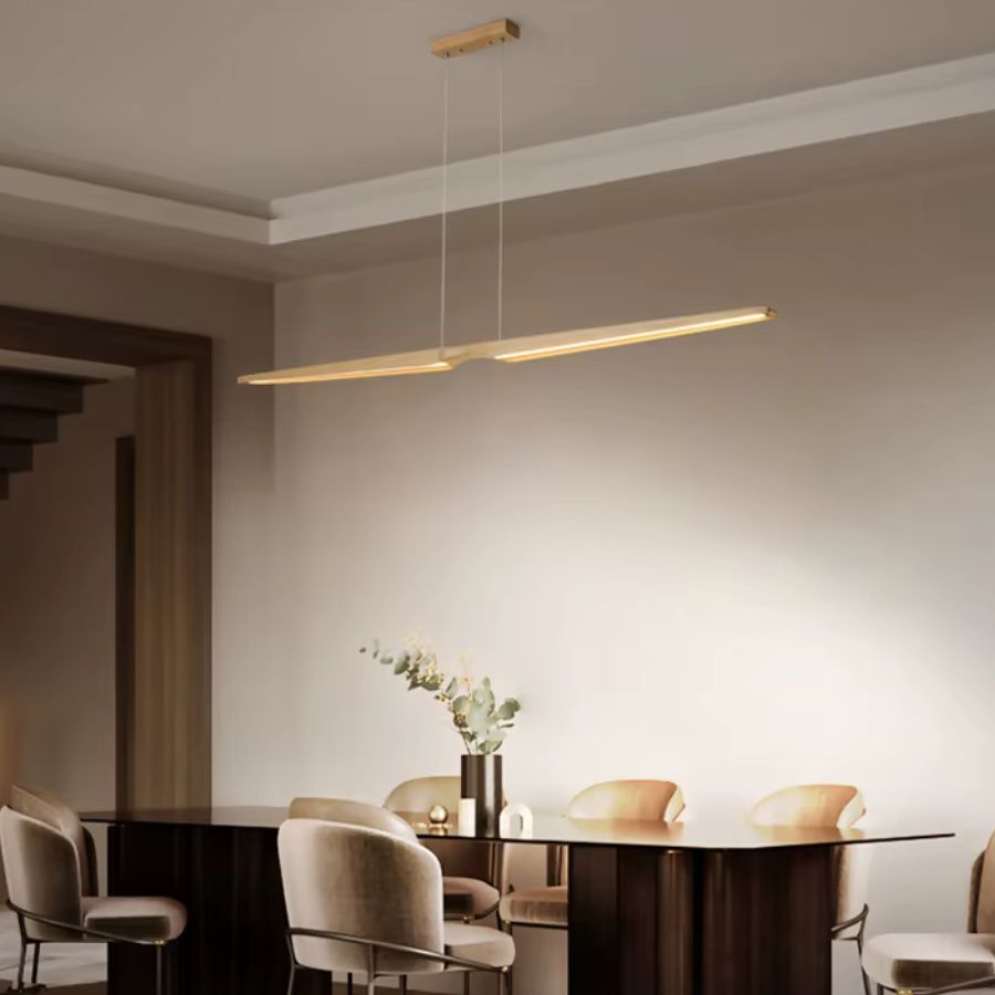 Lustre LED en bois clair au style japandi contemporain, suspendu au-dessus d’une grande table de salle à manger