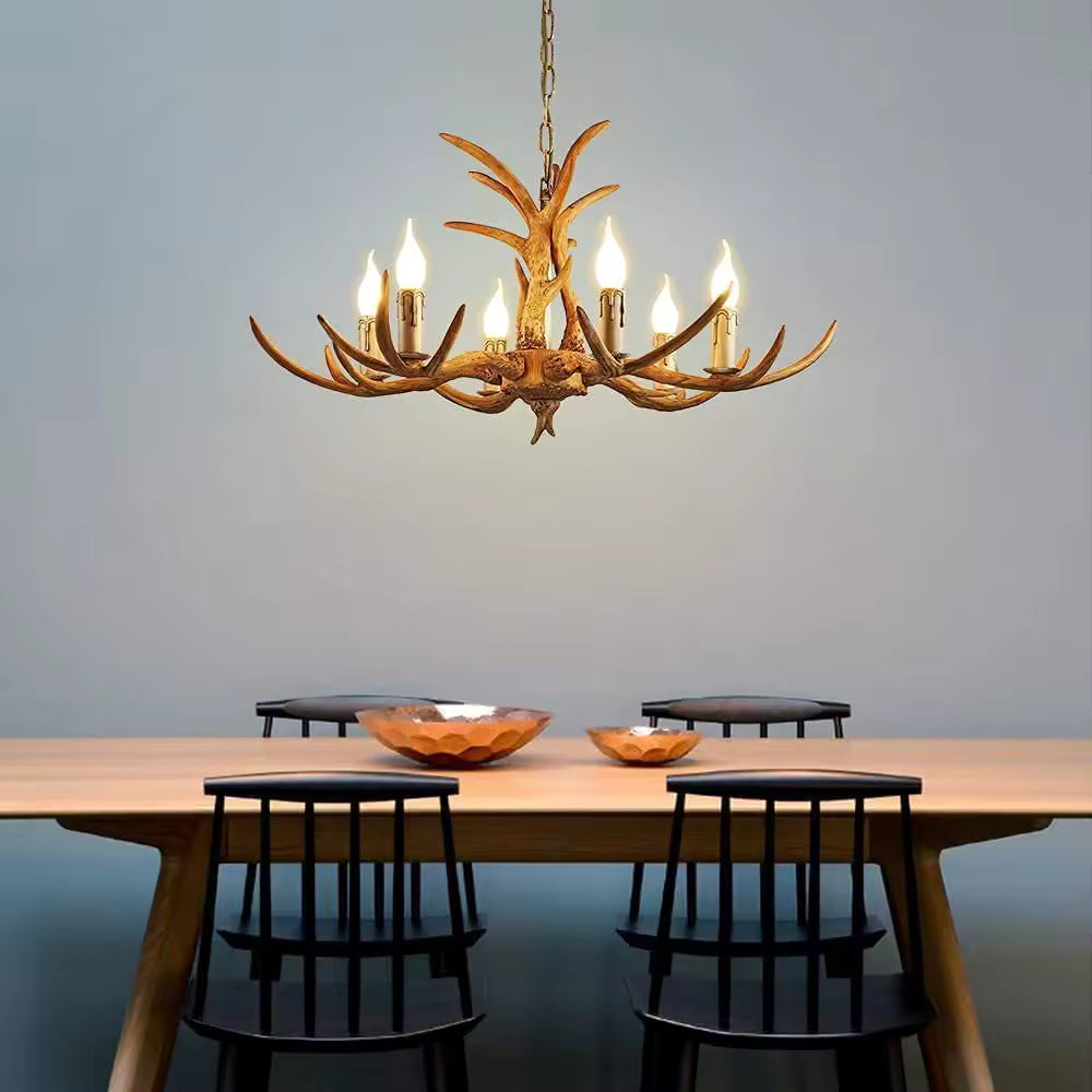 Au-dessus d'une table en bois, lustre bois de cerf à six bougies lumineuses, au charme rustique et montagnard.