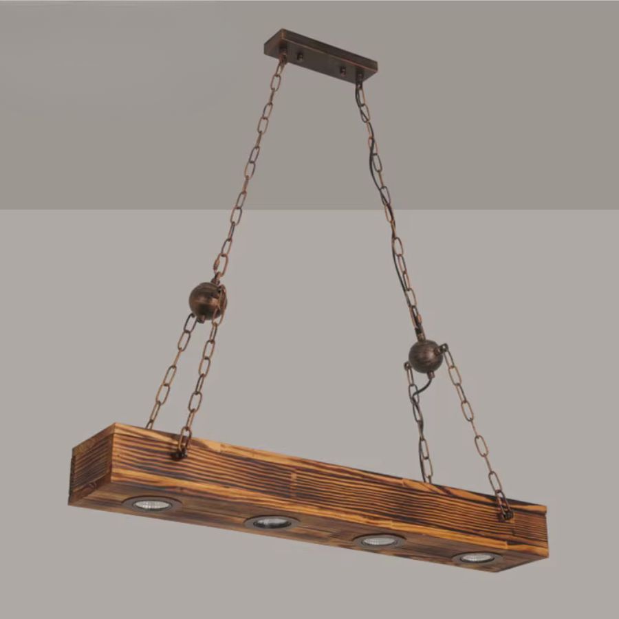 Lustre linéaire en poutre de bois à quatre spots, suspendu par chaînes dans un esprit atelier industriel