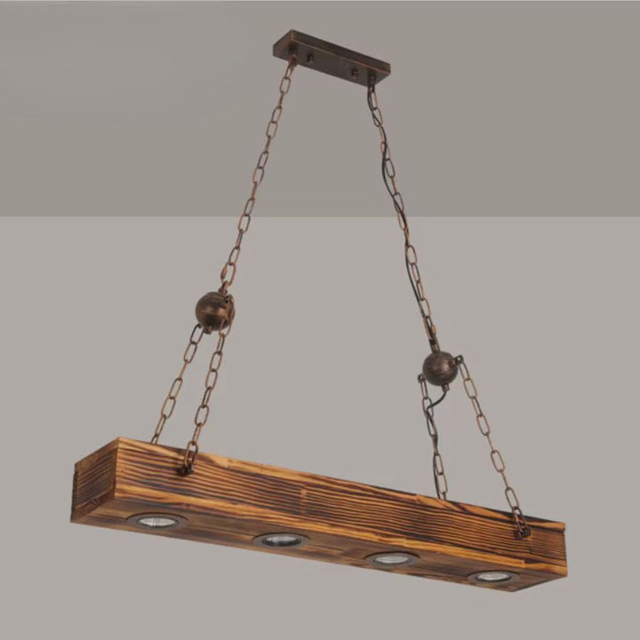 Lustre linéaire en poutre de bois à quatre spots, suspendu par chaînes dans un esprit atelier industriel