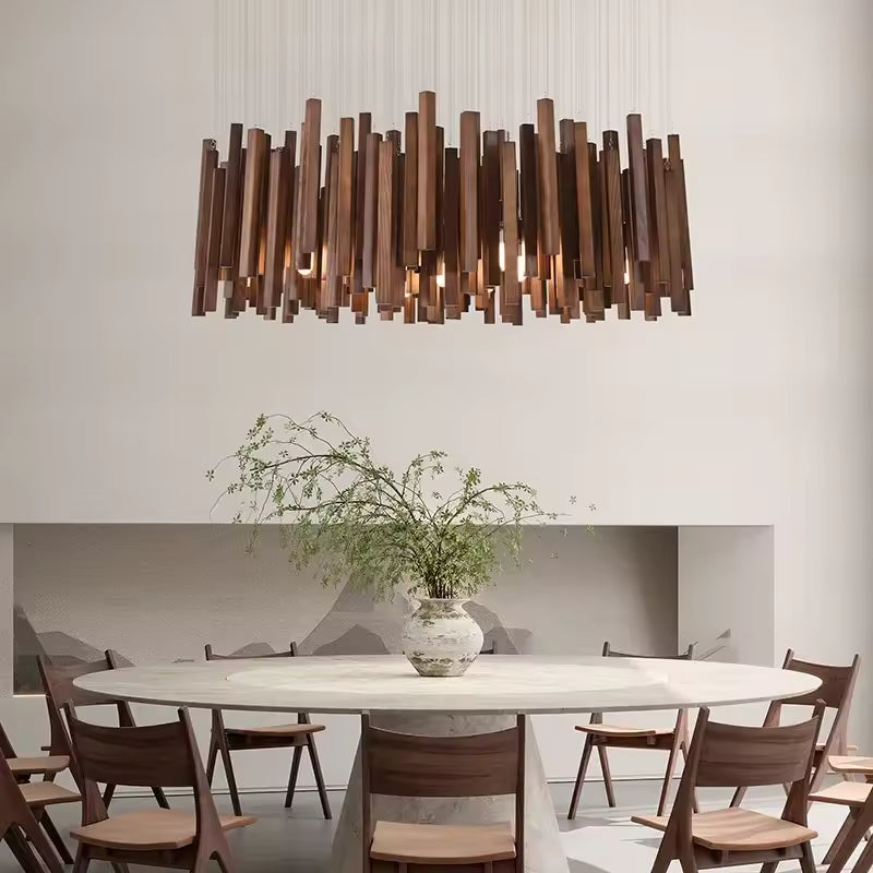 Grand lustre en bois massif à effet cascade, suspendu au-dessus d’une table dans une salle à manger au style Japandi