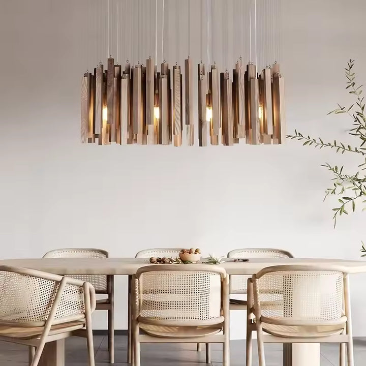 Lustre en bois massif à cascade de tasseaux, au style scandinave naturel, suspendu au-dessus d’une grande table