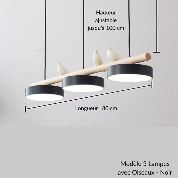 Contraste graphique entre bois clair, oiseaux blancs et trois disques noirs pour ce lustre moderne et décoratif