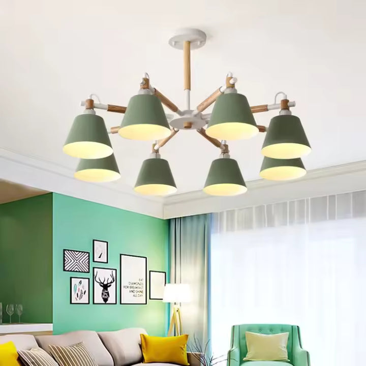 Lustre en bois au style scandinave à 8 abat-jour verts, apportant une touche nordique colorée dans un salon contemporain