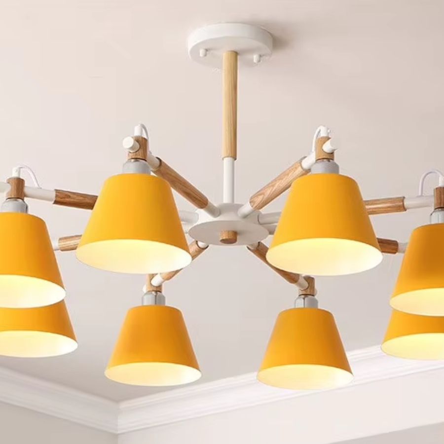 Lustre scandinave en bois à abat-jour jaunes et bras en bois clair, au style nordique chaleureux et contemporain