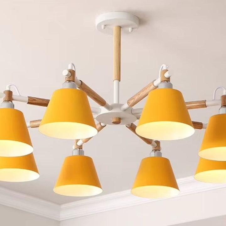Lustre scandinave en bois à abat-jour jaunes et bras en bois clair, au style nordique chaleureux et contemporain