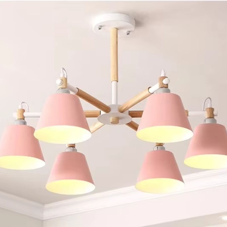 Lustre bois scandinave à abat-jour roses et bras en bois clair, au style nordique doux et chaleureux