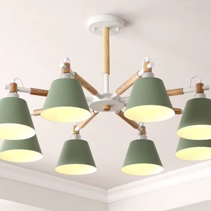 Lustre bois scandinave à abat-jour verts et bras en bois clair, au style nordique naturel et contemporain