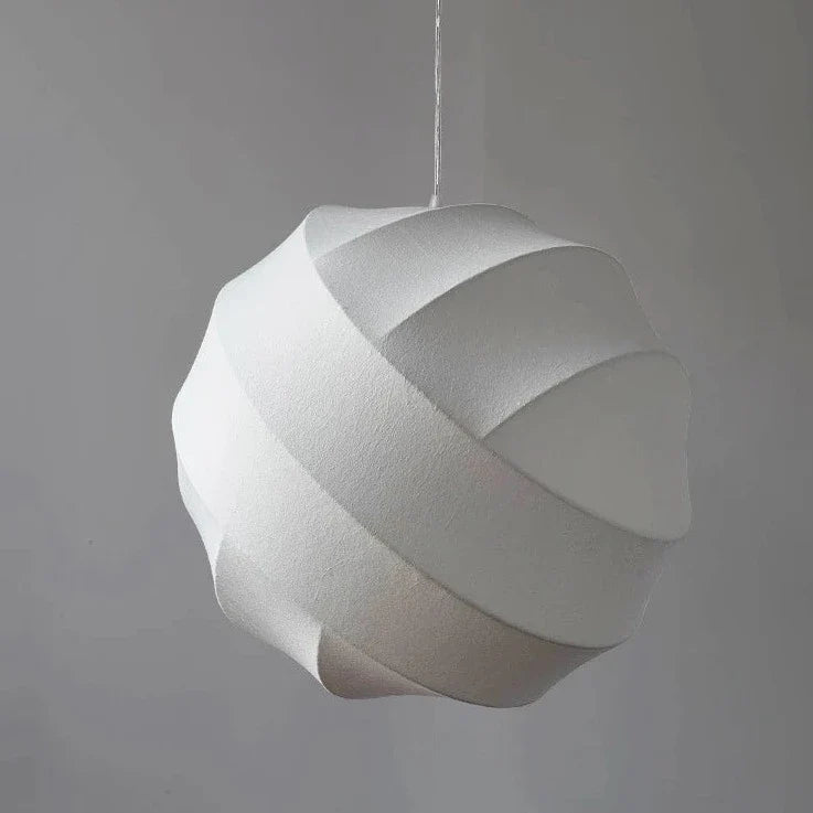 Lustre boule tissu blanc aux courbes enveloppantes, au design sculptural minimaliste et à l’allure contemporaine