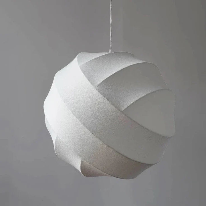 Lustre boule tissu blanc aux courbes enveloppantes, au design sculptural minimaliste et à l’allure contemporaine