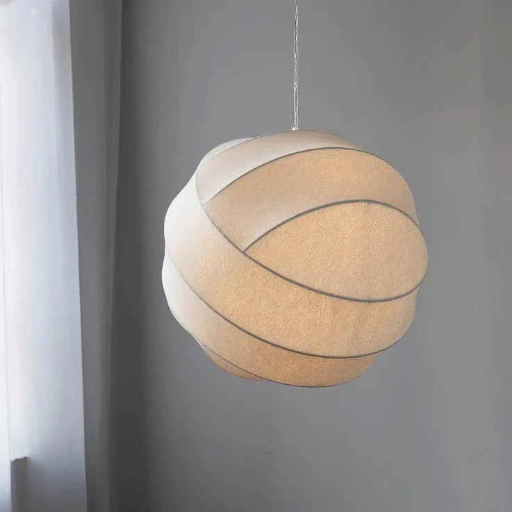 Lustre boule en tissu japonais aux courbes superposées, au design sculptural organique et à l’allure douce et aérienne