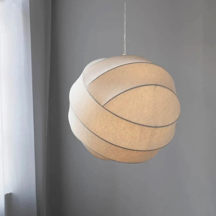 Lustre boule en tissu japonais aux courbes superposées, au design sculptural organique et à l’allure douce et aérienne