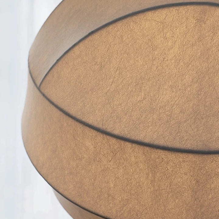 Détail d’un lustre boule tissu blanc à texture fibreuse, au style naturel et japonais, doux et contemporain