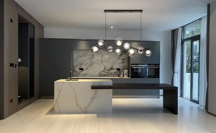 Lustre branche à globes en verre au design organique et contemporain, suspendu au-dessus d’un îlot de cuisine