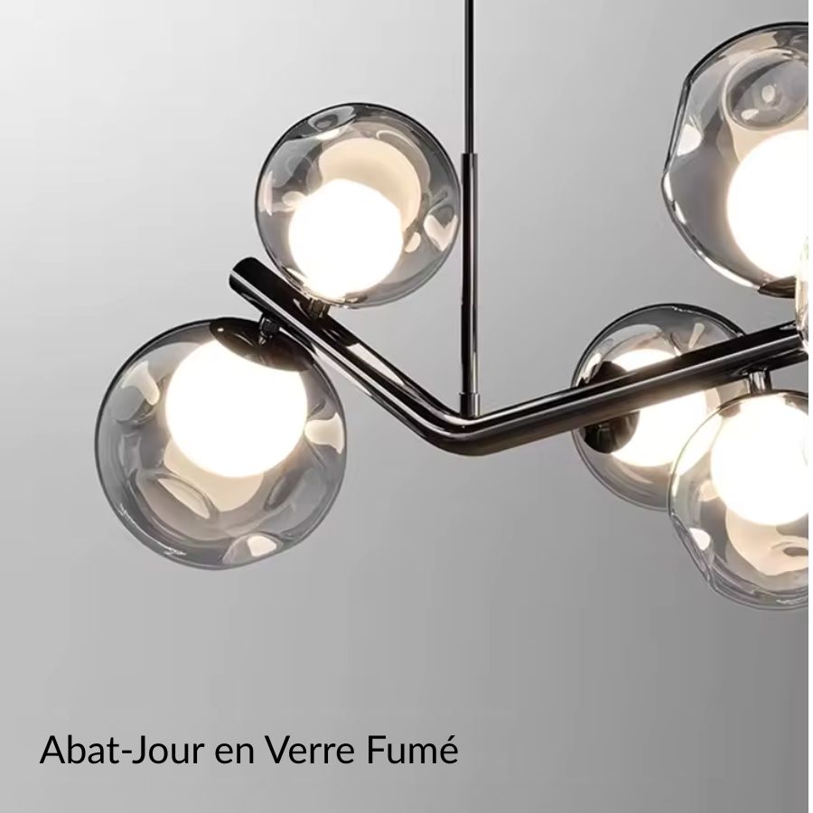 Détail du lustre branche avec globes en verre fumé gris texturé, au style contemporain et sculptural